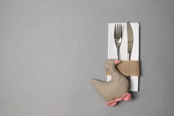 Vita servetter, kniv och gaffel, plats för middag serveras i rustik — Stockfoto
