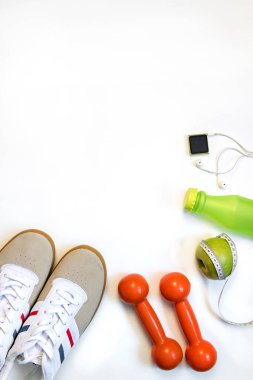 Spor aksesuarları adam için görünümünü top