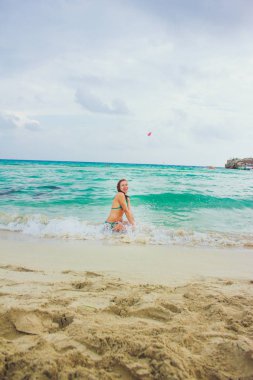 dalgalar deniz sprey mutlu genç kız