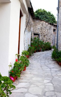 Pano Lefkara köyde rahat dar sokak. Limasol Bölgesi, Kıbrıs.