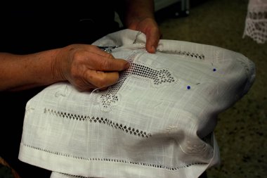 Yaşlı bir kadının el Lefkara dantel veya 'Lefkaritika' Pano Lefkara, Kıbrıs'ın geleneksel el yapımı dantel nakış, görünümü kadar yakın