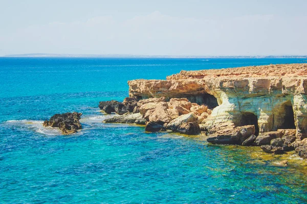 Lagune en Méditerranée, grotte de Chypre — Photo