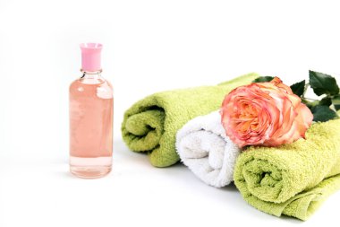Spa. Gevşeme ve vücut terapisi. havlu ve gül