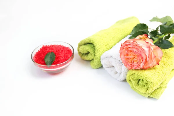 Spa. Relajación y terapia corporal. toalla y rosas —  Fotos de Stock