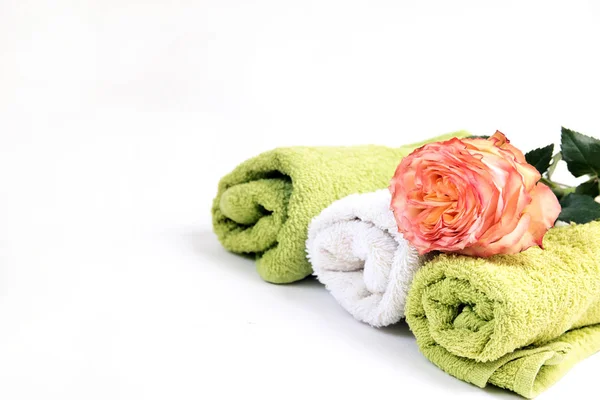 Spa. Relaxation and body therapy. towel and roses — Stock Photo, Image