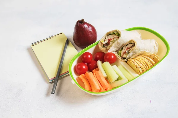 Almuerzo saludable con sándwich y verduras frescas, frutas, botella de agua y jugo. desde la vista superior — Foto de Stock