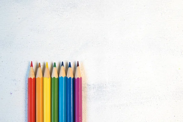 Lápices de colores en colores arcoíris — Foto de Stock