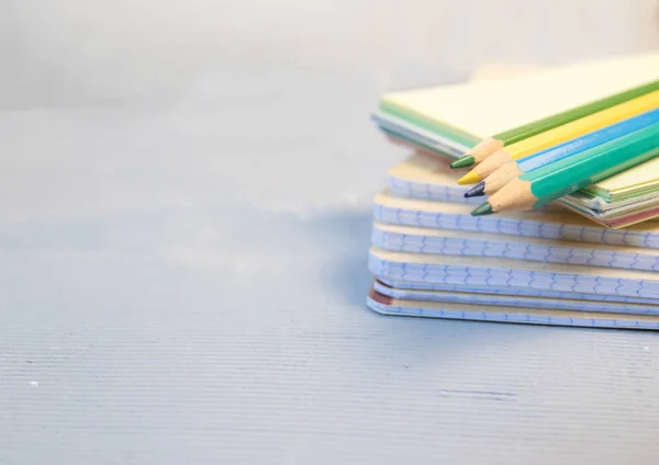Lápices de colores y un bloc de dibujo. El concepto de creatividad escolar — Foto de Stock