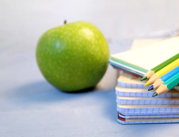 Lápices de colores y un bloc de dibujo. El concepto de creatividad escolar — Foto de Stock