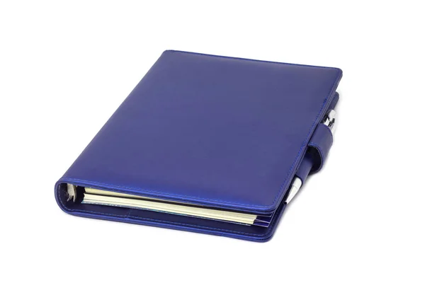 Синий дневник и ручка изолированы на белом фоне — стоковое фото