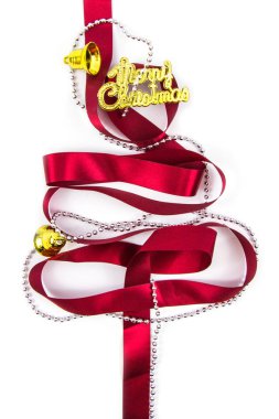 Noel ağacına kurdeleler kış süslemeleri beyaz bac üzerinde yapılan