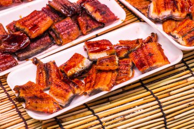 Koymak belgili tanımlık köpük kutu beyaz t için yumuşak ateşle Japon yılan balığı ızgara