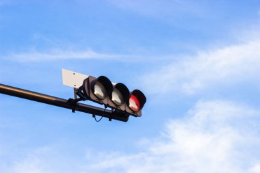 Kırmızı trafik ışığı sinyalleri Japonya'da parlak mavi gökyüzü arka plan ile.