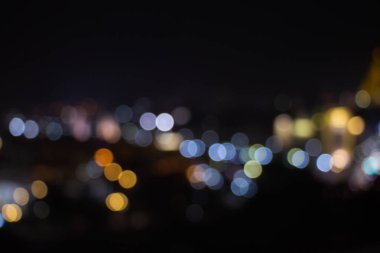 Gece alacakaranlığı Bangkok şehir merkezinde bulanık ışık saçar.