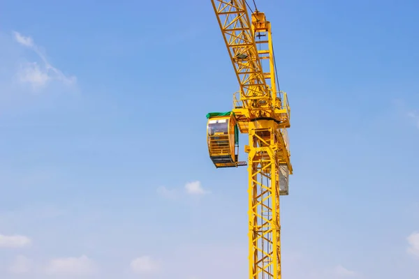 Sárga Daru Használják Építőiparban Magas Épületek Szerszám Nagy Ipar Alatt — Stock Fotó
