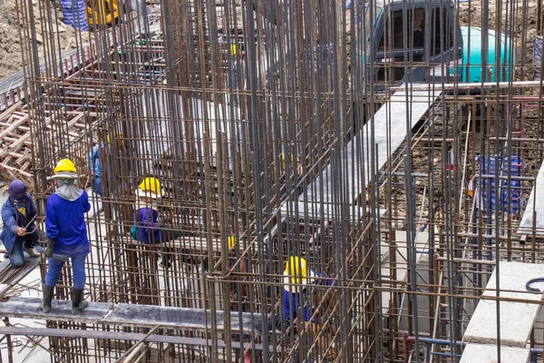 Trabalhadores Construção Civil Fabricando Grande Barra Aço Barra Reforço Área — Fotografia de Stock