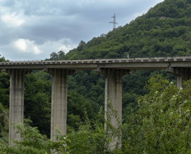 Nehrin üzerindeki köprü
