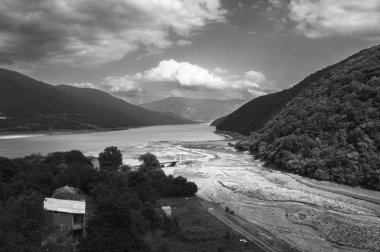 Mavi göl ve dağlar