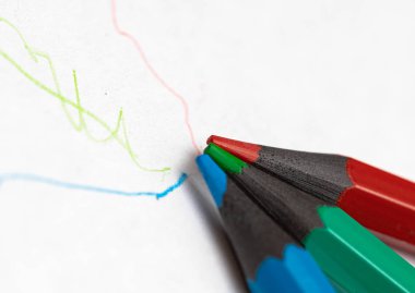 Beyaz arkaplanda izole edilmiş renkli kalemler