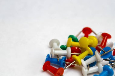 beyaz zemin üzerinde itme pimleri