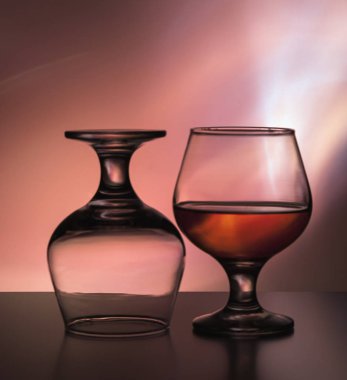 Renkli bir arkaplanda iki bardak