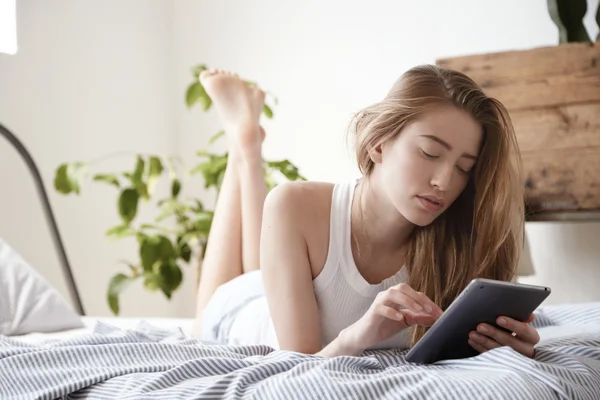 Ritratto della donna, ricerca in internet in tablet — Foto Stock