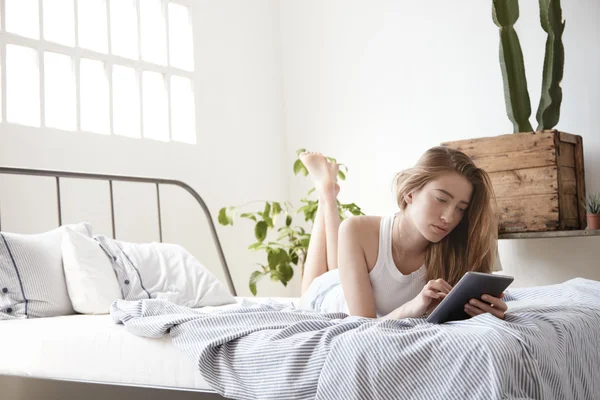 Giovane donna si trova a letto — Foto Stock