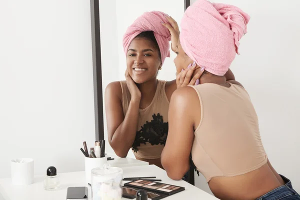 Szczęśliwy uśmiechający się czarna kobieta oglądanie w lustro — Zdjęcie stockowe