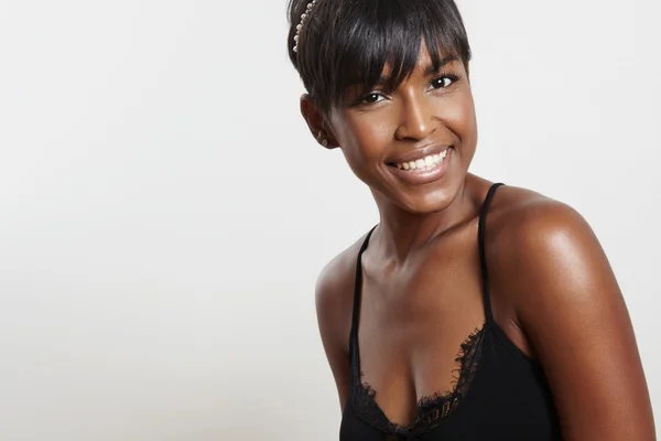 Bonita mujer negra con decoración de perlas en el cabello —  Fotos de Stock