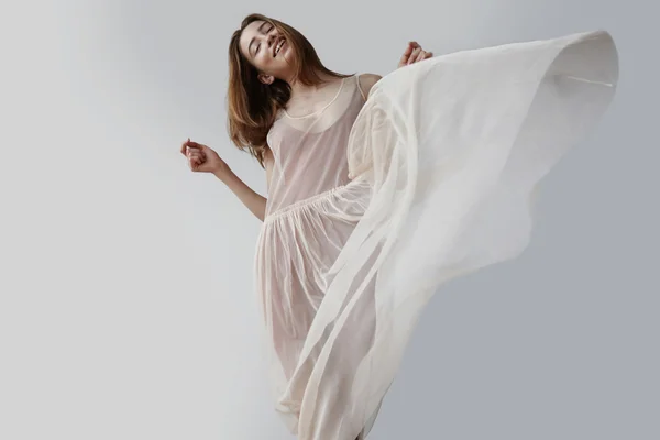 Mujer rubia lleva vestido transparente de balerina — Foto de Stock