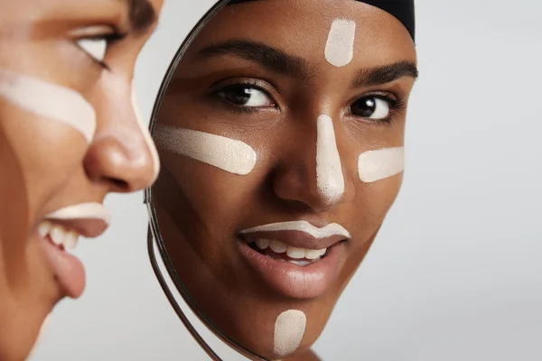 Черная женщина с контурным макияжем — стоковое фото