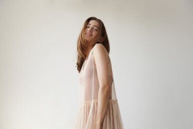 gülümseyen kadın kılığında 