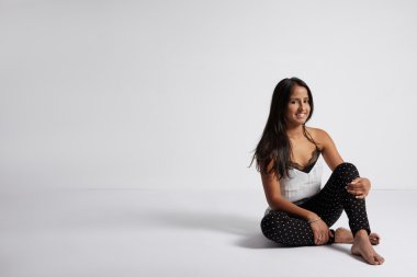 Yerde oturan kadın. 