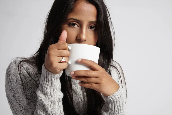 Nő iszik forró a kávé — Stock Fotó
