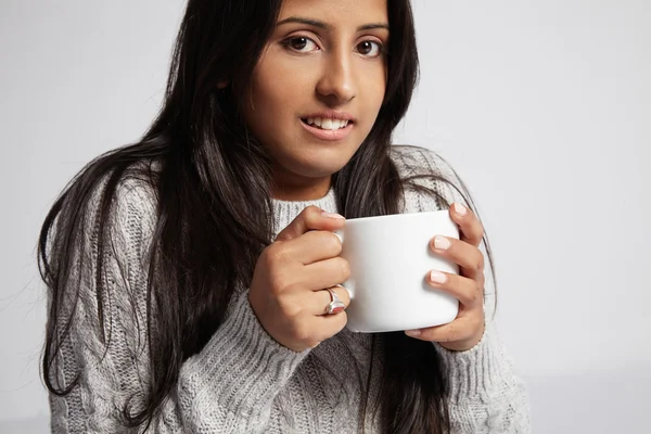 Mujer bebiendo tee caliente — Foto de Stock