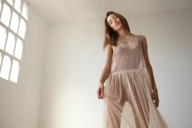  narin kadın dans ediyor