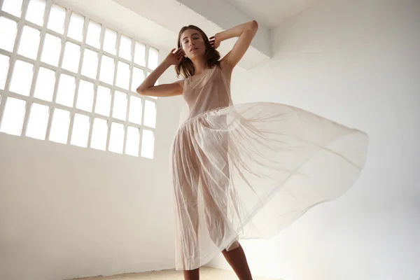 Mujer está bailando en vestido de bailarina — Foto de Stock