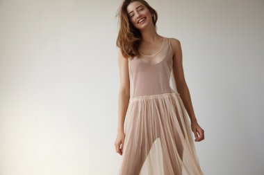 şeffaf elbiseli kadın