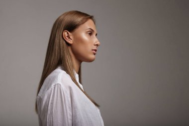 ideal cilt ve düz saçlı kadın ile