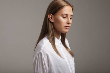 ideal cilt ve düz saçlı kadın ile