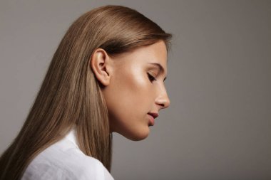 ideal cilt ve düz saçlı kadın ile