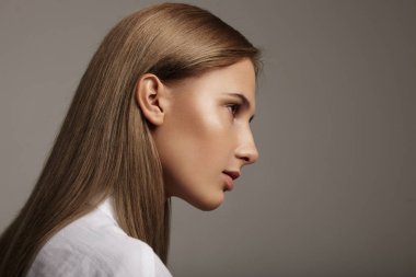 ideal cilt ve düz saçlı kadın ile