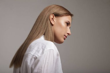 ideal cilt ve düz saçlı kadın ile