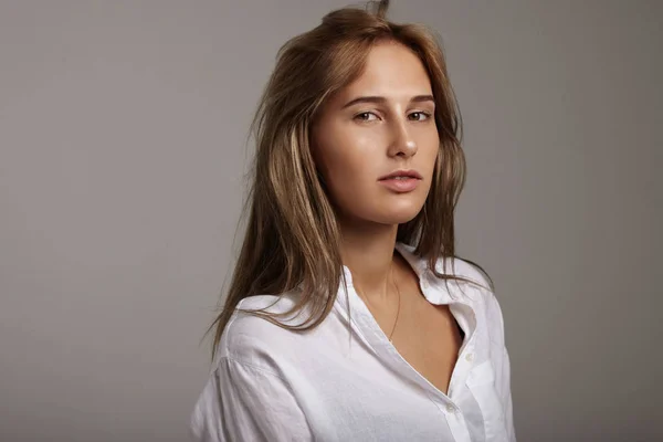 Mujer con piel ideal y cabello liso — Foto de Stock