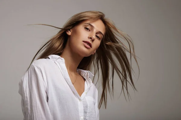 Mujer con piel ideal y cabello liso —  Fotos de Stock