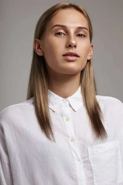 Mujer con piel ideal y cabello liso —  Fotos de Stock