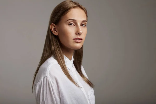 Mujer con piel ideal y cabello liso — Foto de Stock