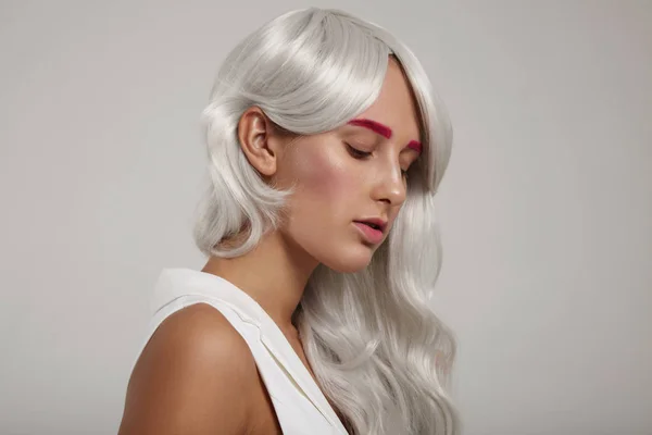 Mujer lleva peluca de pelo gris —  Fotos de Stock