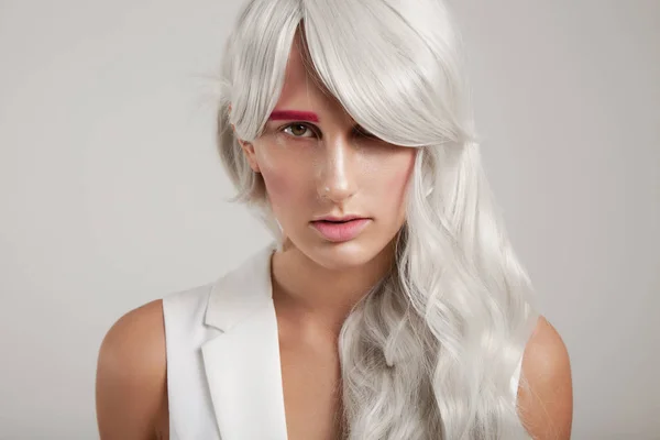 Woman wears grey hair wig — Stock Photo, Image