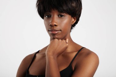 kısa saç kesimi ile siyah kadın 
